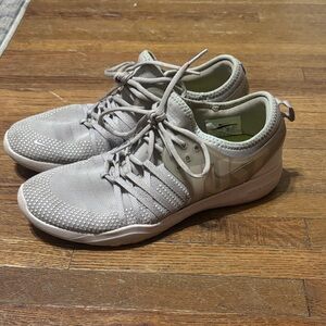 Nike Men's Light Gray Athletic Shoes